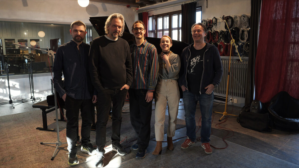 Bild på Örjan Hultén Peaceful Warrior featuring Isabella Lundgren